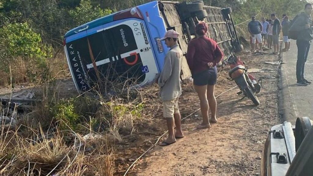 Ônibus tomba e mata duas pessoas na MA-034