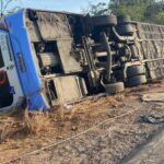 Ônibus tomba na MA-034 e deixa dois mortos e 18