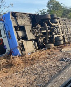 Ônibus tomba na MA-034 e deixa dois mortos e 18