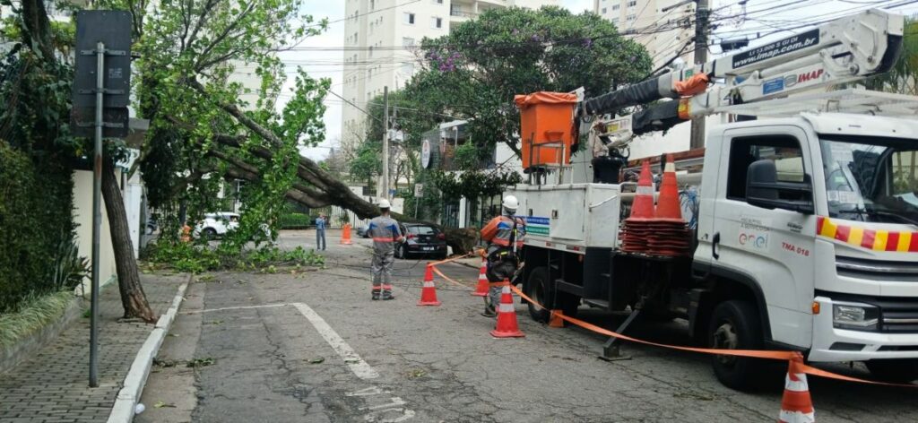 Silveira cria sala de situação e pressiona Aneel após apagão