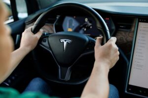 Tesla sofre investigação após acidentes envolvendo sistema ‘Full Self-Driving’