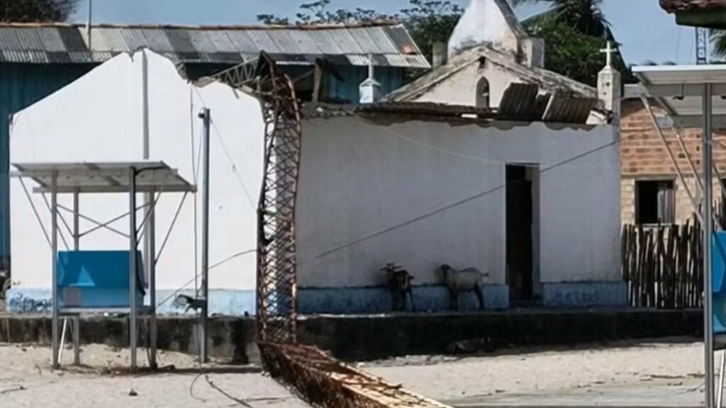 Torre de comunicação cai em cima de igreja