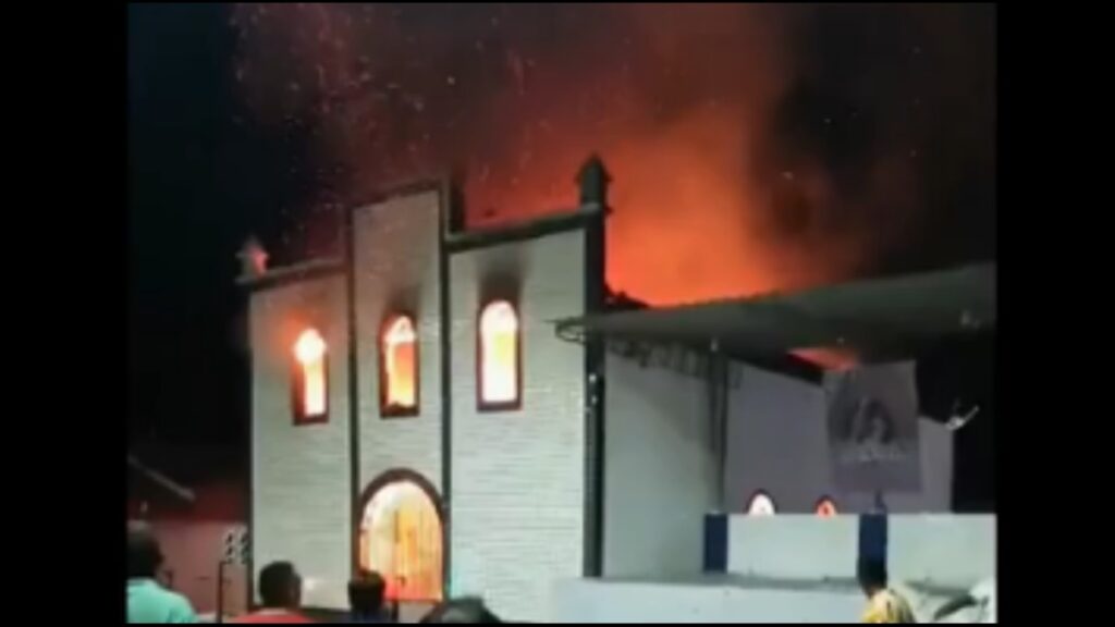 Vídeo: incêndio destrói igreja no interior do Maranhão