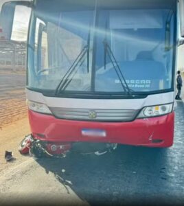 Acidente entre moto e ônibus causa morte na BR-135