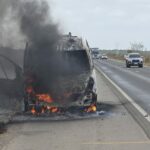 Ambulância pega fogo na BR-135, em Campo de Peris