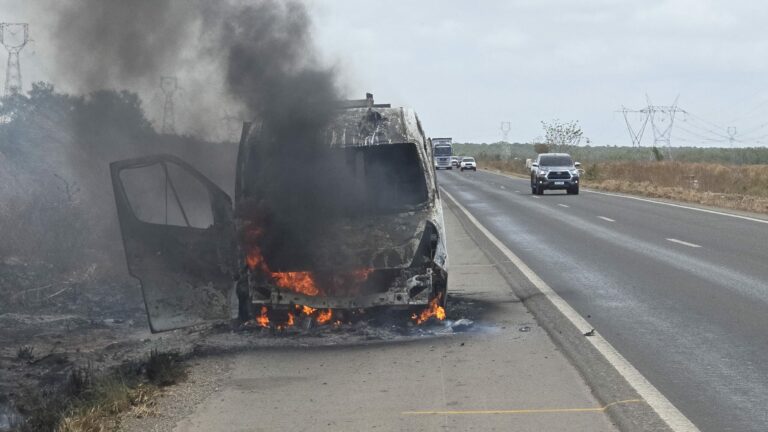 Ambulância pega fogo na BR-135, em Campo de Peris