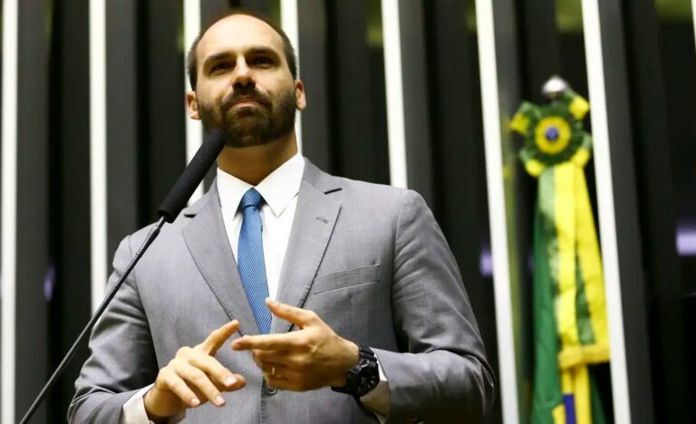 Atentado: PL divulga nota pública assinada por Eduardo Bolsonaro, que