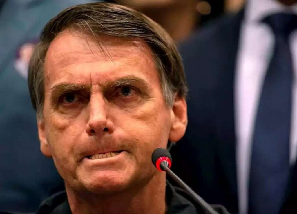 Bolsonaro avisa que vai solicitar a Moraes permissão para comparecer