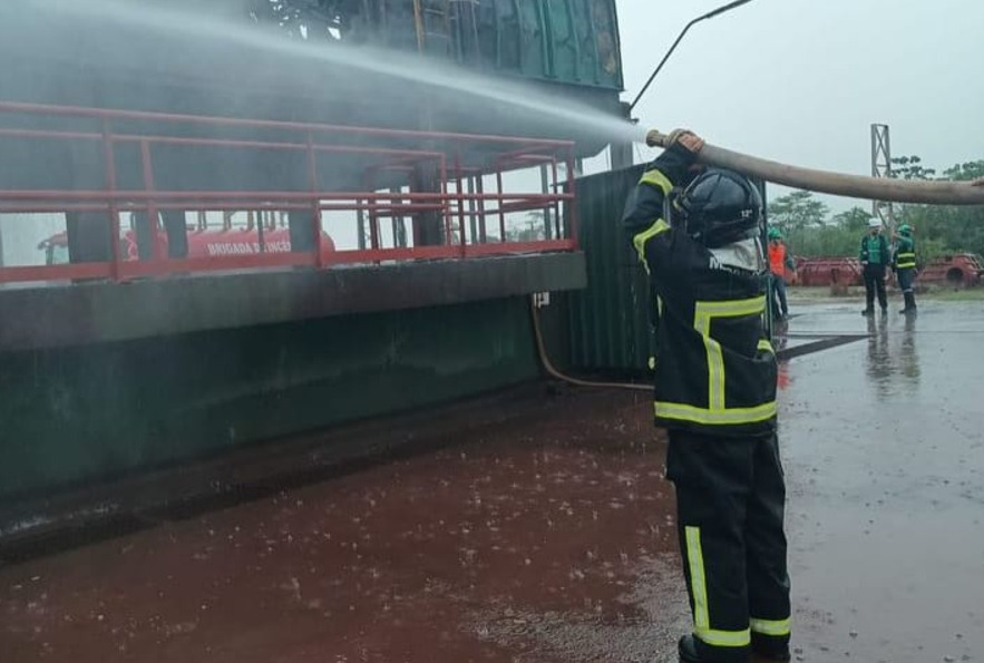 Bombeiros combatem incêndio que atingiu usina termoelétrica em Açailândia