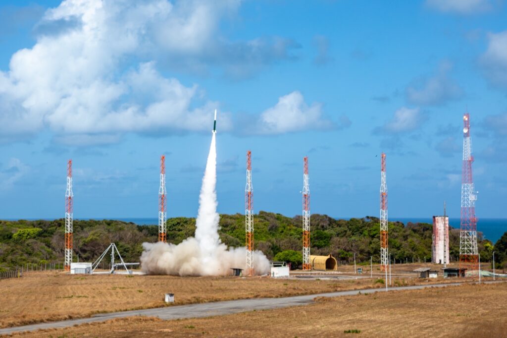 Brasil lança foguete nacional em nova investida espacial no Rio