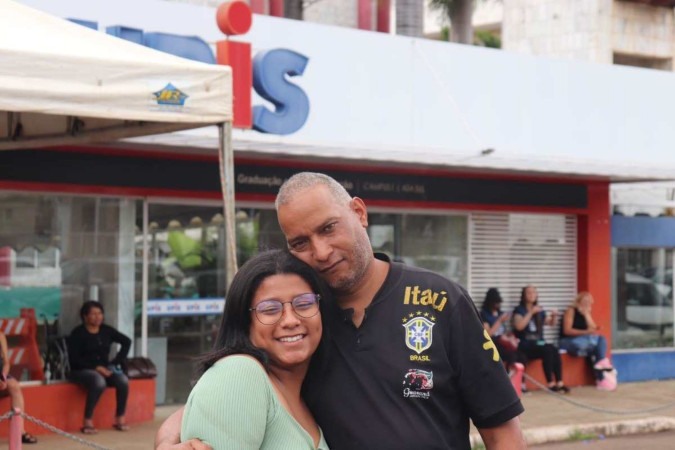 Candidata chega a tempo no local de prova, mas é