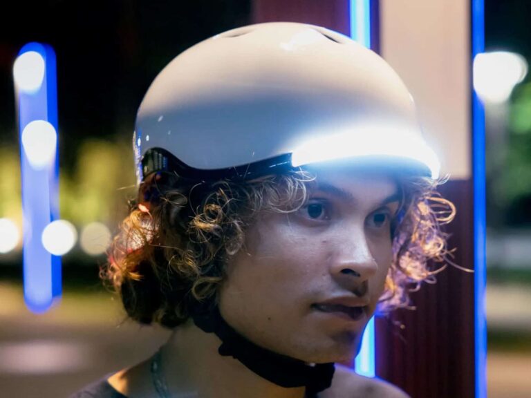 Capacete de bicicleta inovador tem iluminação 360º e detector de