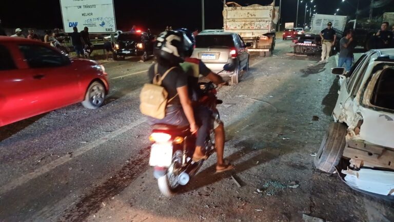 Carreta colide em vários veículos parados na BR-135