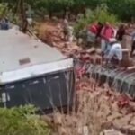 Carreta tomba e carga de café é saqueada na BR-226