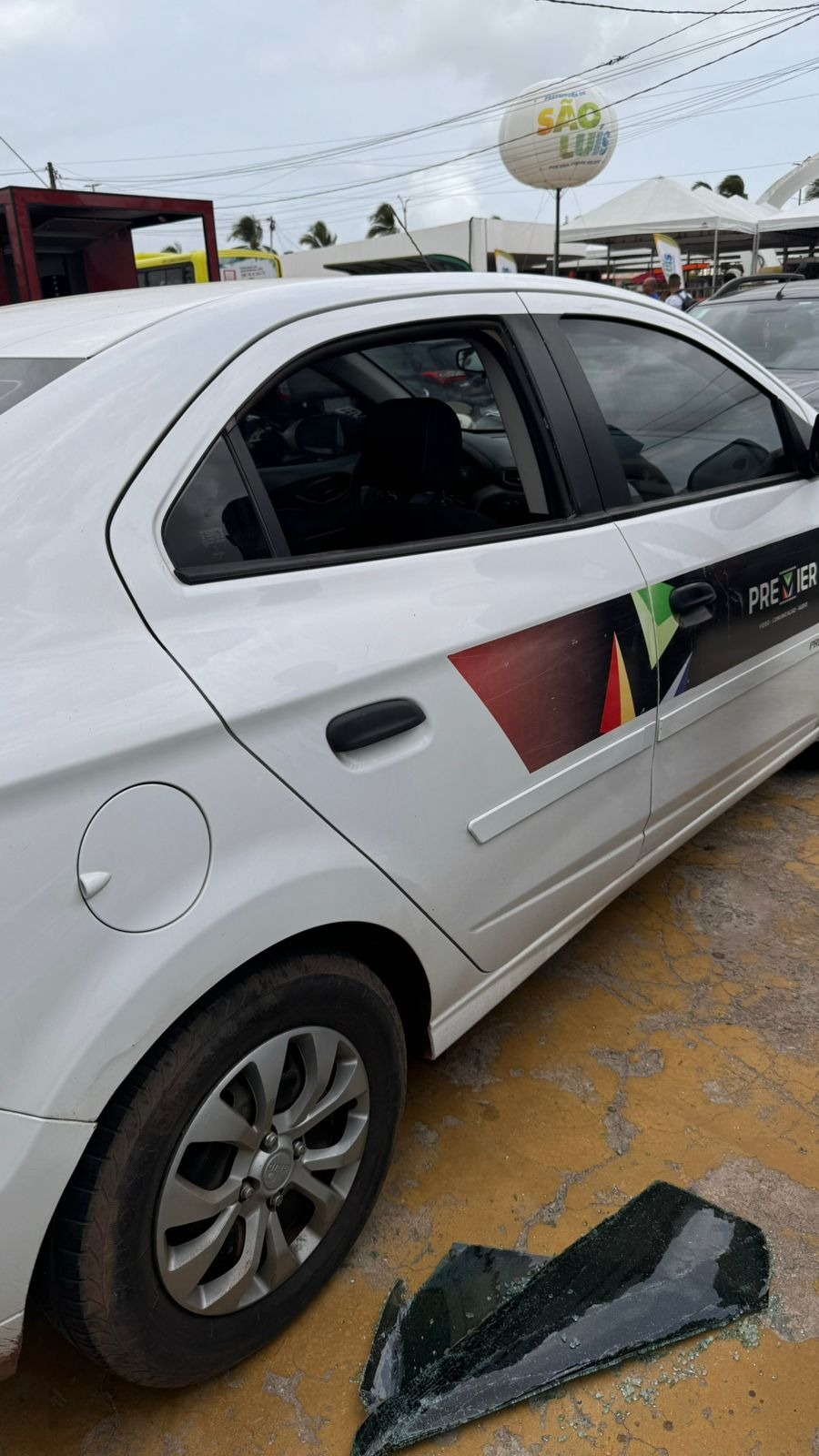 Carro de equipe de comunicação é arrombado na Praça Maria