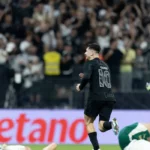 Corinthians vence Palmeiras e se afasta da zona de rebaixamento