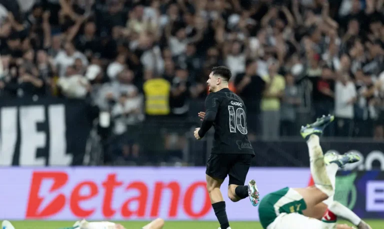 Corinthians vence Palmeiras e se afasta da zona de rebaixamento