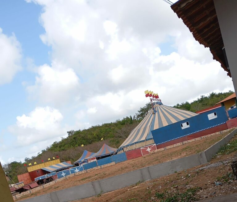 Criminosos invadem circo e estupram bailarina na frente de sua