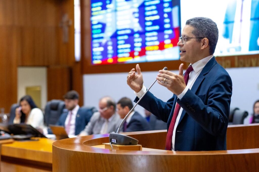 Deputado apresenta PL que proíbe o uso de celulares em