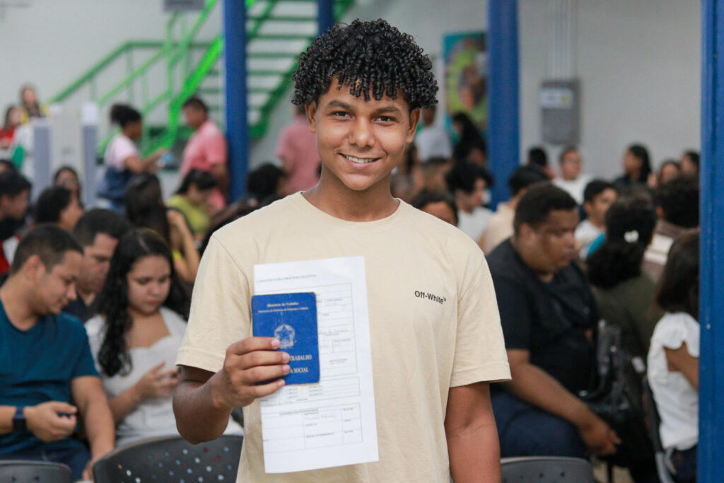 Desemprego entre jovens brasileiros atinge menor nível em uma década