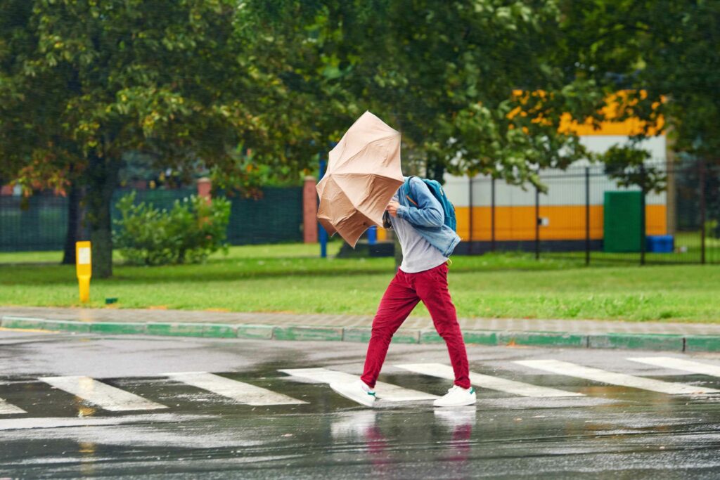 Domingo de alerta: INMET prevê chuvas e ventos de até