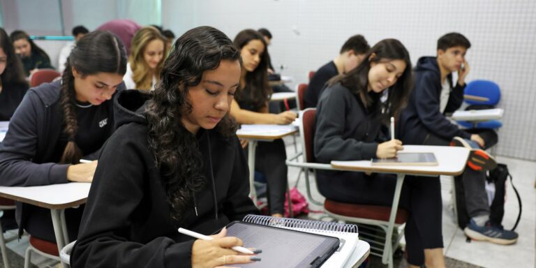 Enem: cursos populares são oportunidade para alunos de baixa renda