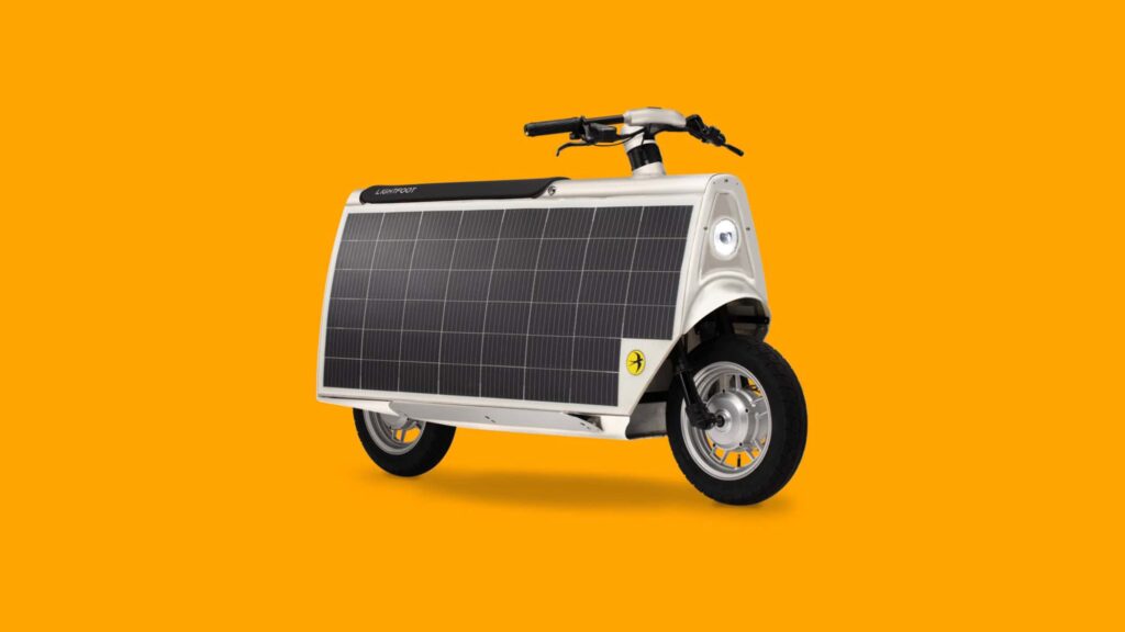 Esta scooter elétrica é abastecida por painéis solares; conheça