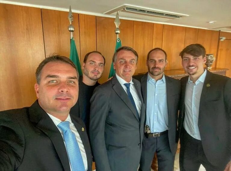 Filhos de Bolsonaro ficam fora da lista que indicia 37