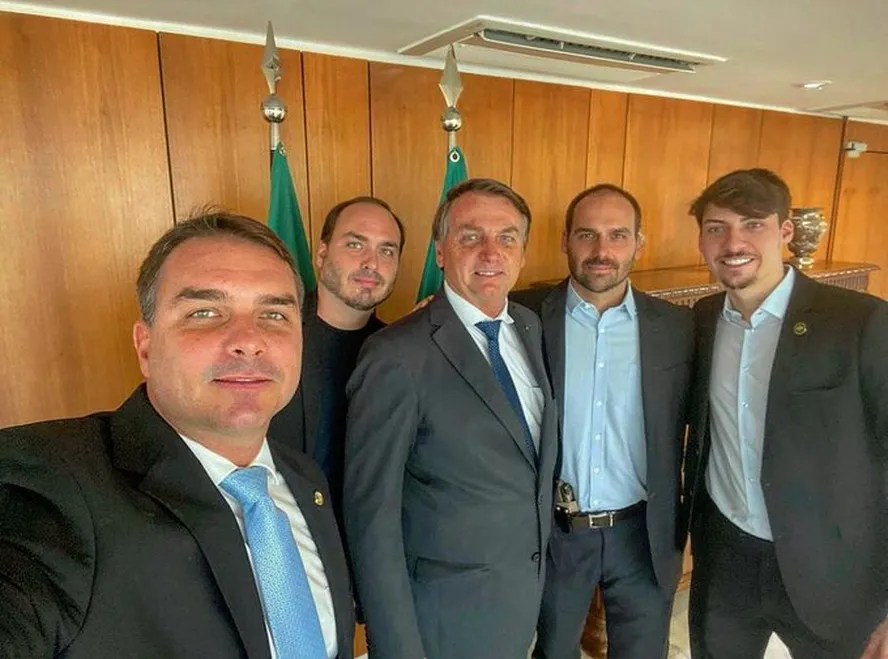 Filhos de Bolsonaro ficam fora da lista que indicia 37