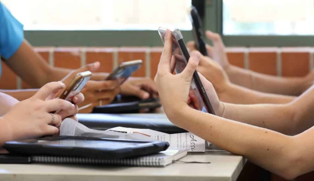 Fim de celulares em escolas: SP aprova projeto, que vai