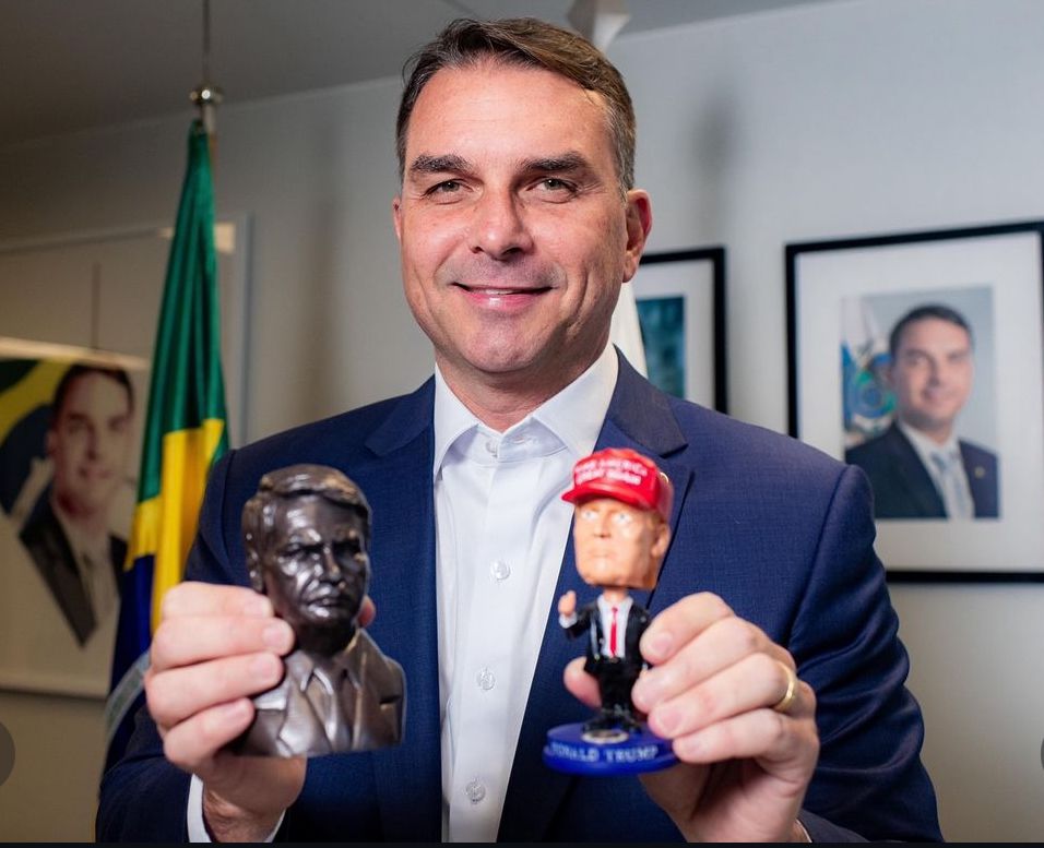 Flávio Bolsonaro comemora “vitória expressiva” de Trump e projeta Bolsonaro