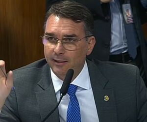 Flávio Bolsonaro defende anistia ampla que inclua até Alexandre de