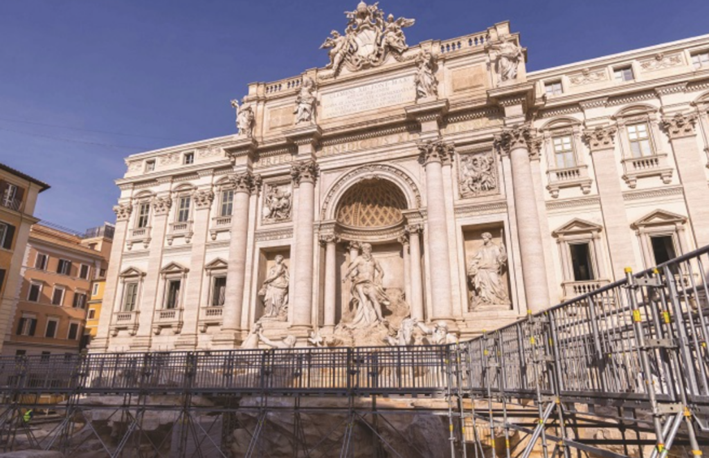 Fontana di Trevi vira piscina e reforma frustra turistas