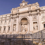 Fontana di Trevi vira piscina e reforma frustra turistas