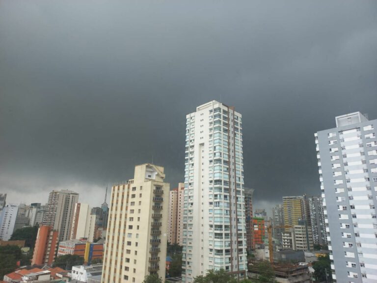 Frente fria chega nesta quinta-feira e potencializa tempestades em São