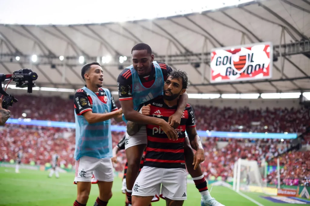 Gabigol brilha, marca dois gols, e Flamengo vence Atlético-MG na