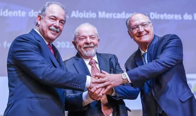 Governo Lula reaquece financiamento industrial via BNDES e supera agronegócio