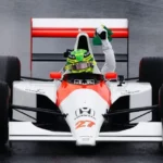 Hamilton homenageia Senna com pilotando McLaren histórica em Interlagos