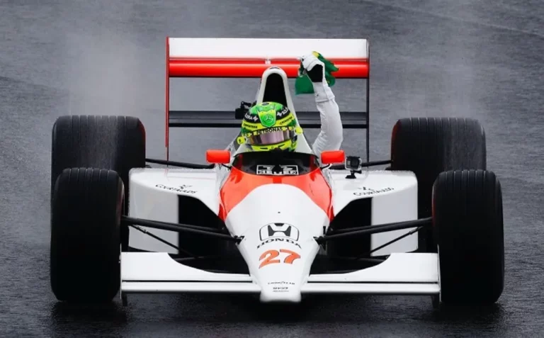 Hamilton homenageia Senna com pilotando McLaren histórica em Interlagos