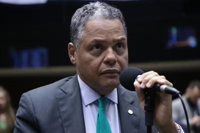 Isolado, Antonio Brito mantém candidatura à presidência da Câmara