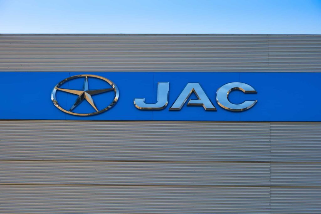 JAC vai reparar baterias de carros elétricos no Brasil