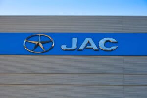 JAC vai reparar baterias de carros elétricos no Brasil