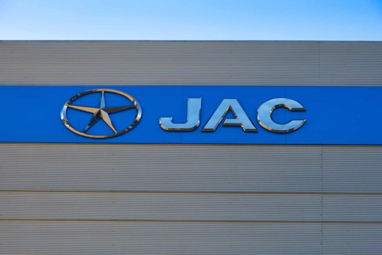 JAC vai reparar baterias de carros elétricos no Brasil