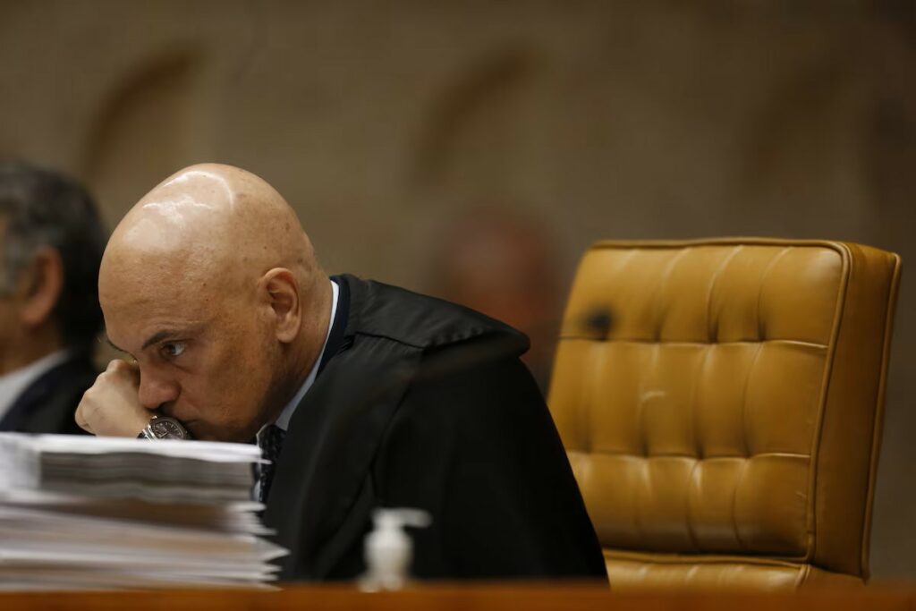 Juristas alertam que permanência de Moraes em inquérito contra Bolsonaro