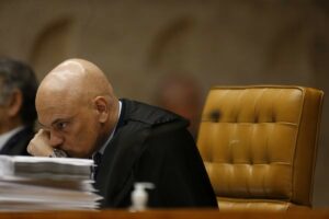 Juristas alertam que permanência de Moraes em inquérito contra Bolsonaro