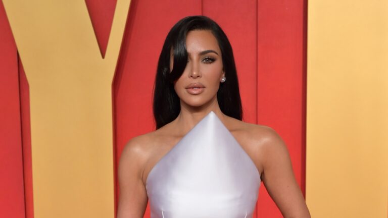 Kim Kardashian faz amizade com robô da Tesla: veja o