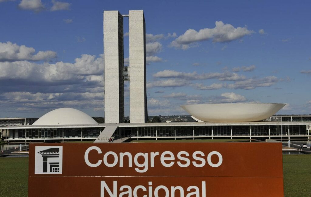 Líderes no Congresso acreditam que relatório da PF sobre tentativa