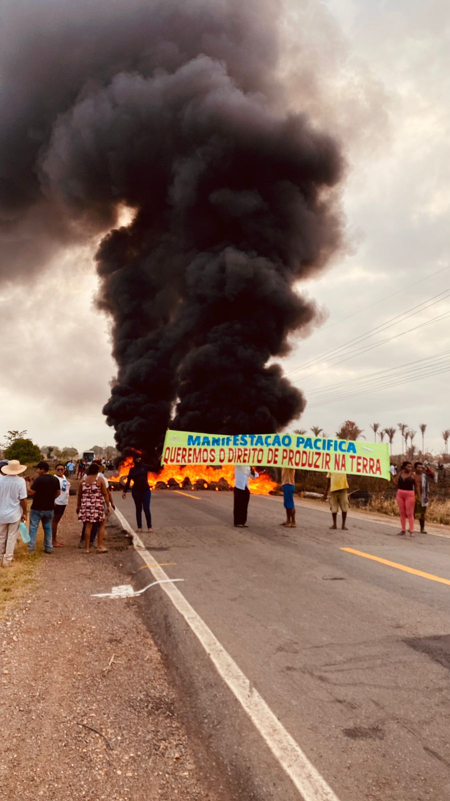 Manifestantes bloqueiam BR-222 entre Santa Inês e Igarapé do Meio