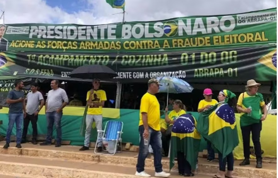 Mauro Cid atuou para manter acampamentos golpistas em quarteis, indica