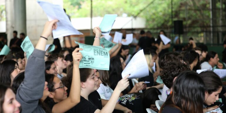 Na reta final do Enem, alunos participam de aulões e